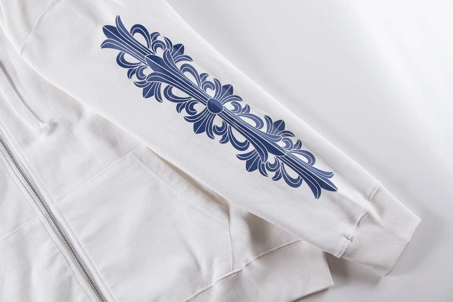 Q28—P230 -Chrome Hearts/Chrome Hearts printed zipper sweatshirt cardigan jacket -420 grams of high-density, high-quality wool, soft, delicate and skin-friendly, soft and silky to the touch, warm and skin-friendly -The hardware and zipper accessories are all customized with full details -Colour white -Size: S M L XL